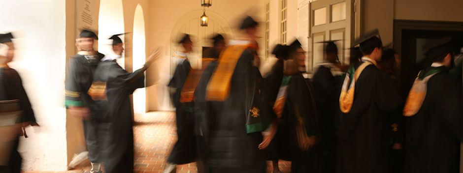 Students cross through the Wren Portico as they begin their walk across campus